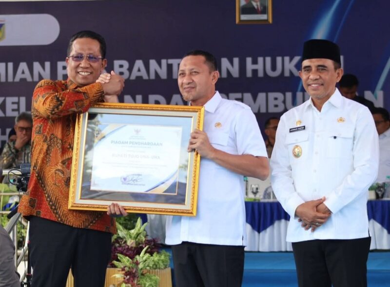Foto : Bupati Touna, Ilham Lawidu Saat Menerima Penghargaan Posbankum Dari Menteri Hukum.