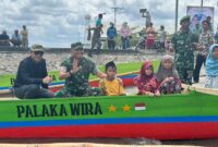 Pangdam XXIII/Palaka Wira, Jonatan Binsar Parluhutan Sianipar Didampingi Bupati Touna, Ilham Lawidu Menyerahkan Bantuan Perahu Bagi Siswa-Siswi di Kepulauan.