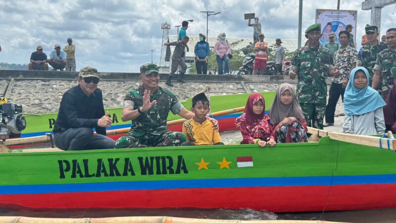 Pangdam XXIII/Palaka Wira, Jonatan Binsar Parluhutan Sianipar Didampingi Bupati Touna, Ilham Lawidu Menyerahkan Bantuan Perahu Bagi Siswa-Siswi di Kepulauan.