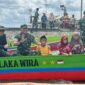 Pangdam XXIII/Palaka Wira, Jonatan Binsar Parluhutan Sianipar Didampingi Bupati Touna, Ilham Lawidu Menyerahkan Bantuan Perahu Bagi Siswa-Siswi di Kepulauan.