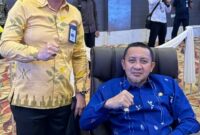 Pimpinan Bank Sulteng Touna, Fikri Adam Saat Foto Bersama Dengan Bupati Ilham Lawidu Usai Mengikuti Rapat Umum di Kota Palu.
