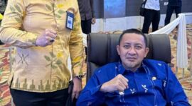 Pimpinan Bank Sulteng Touna, Fikri Adam Saat Foto Bersama Dengan Bupati Ilham Lawidu Usai Mengikuti Rapat Umum di Kota Palu.