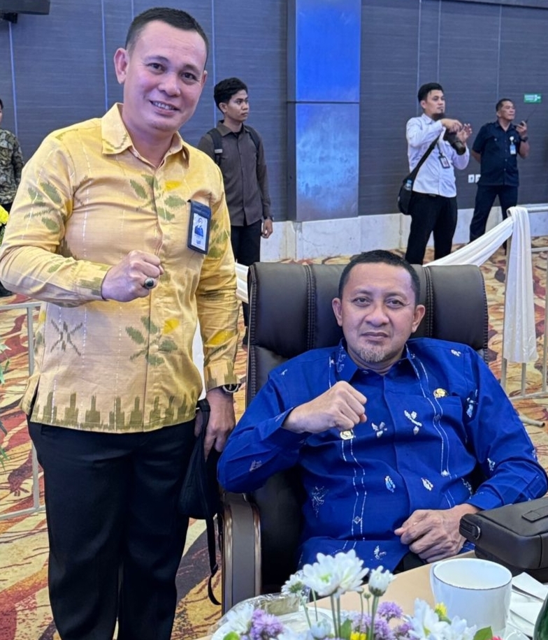 Pimpinan Bank Sulteng Touna, Fikri Adam Saat Foto Bersama Dengan Bupati Ilham Lawidu Usai Mengikuti Rapat Umum di Kota Palu.