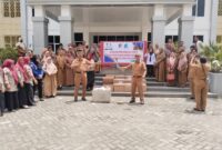 Sekda Touna Alfian Matajeng Didampingi Kadis Perpustakaan Mohamad Afandi Saat Melakukan Pemusnahan Berkas Arsip Yang Tidak Bernilai Guna.