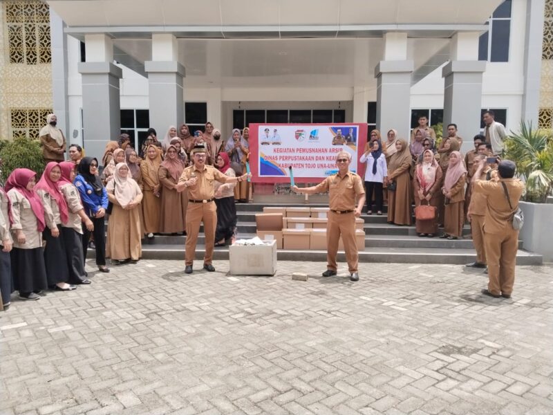 Sekda Touna Alfian Matajeng Didampingi Kadis Perpustakaan Mohamad Afandi Saat Melakukan Pemusnahan Berkas Arsip Yang Tidak Bernilai Guna.