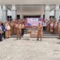 Sekda Touna Alfian Matajeng Didampingi Kadis Perpustakaan Mohamad Afandi Saat Melakukan Pemusnahan Berkas Arsip Yang Tidak Bernilai Guna.
