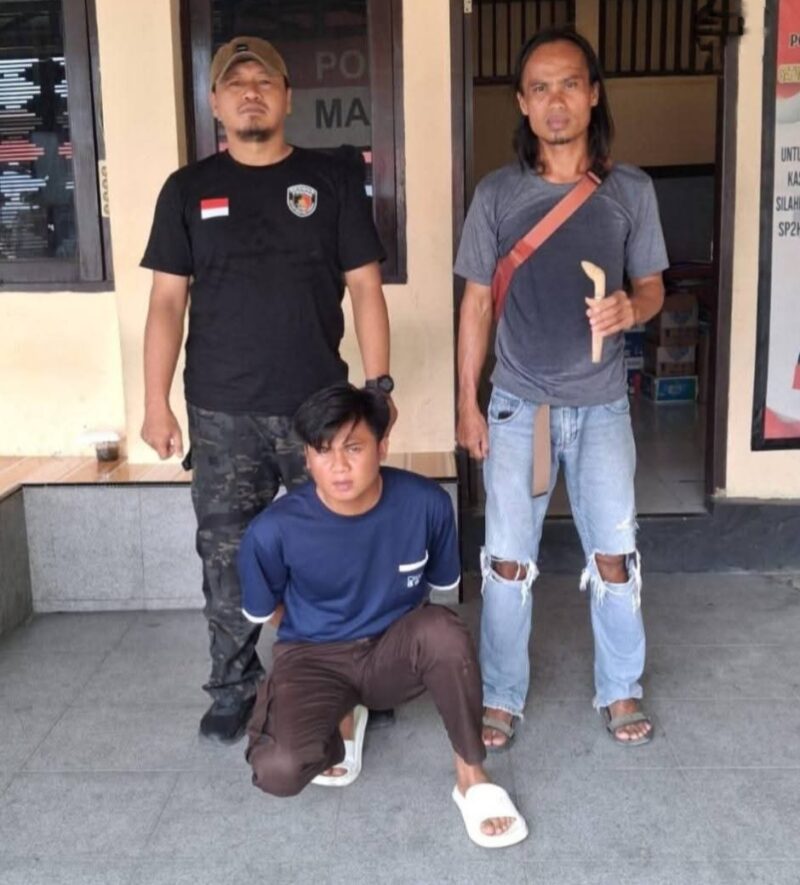 Pelaku Penikaman Saat di Amankan di Polres Touna.