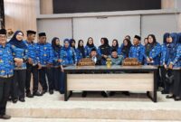 Bupati Touna, Ilham Lawidu saat foto bersama dengan pejabat yang baru saja dilantik.