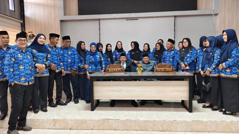 Bupati Touna, Ilham Lawidu saat foto bersama dengan pejabat yang baru saja dilantik.