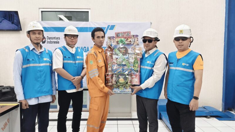 Foto Bersama Bupati Touna, Direktur Menejemen PT. PLN dan Bupati Morowali Usai Melakukan Peninjauan di PLTU Desa Sabo.