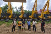 Bupati Touna, Ilham Lawidu Saat Meninjau Alat Berat Yang Akan Digunakan Dalam Proses Pembukaan dan Pengelolaan Lahan.