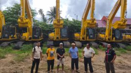Bupati Touna, Ilham Lawidu Saat Meninjau Alat Berat Yang Akan Digunakan Dalam Proses Pembukaan dan Pengelolaan Lahan.
