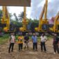 Bupati Touna, Ilham Lawidu Saat Meninjau Alat Berat Yang Akan Digunakan Dalam Proses Pembukaan dan Pengelolaan Lahan.