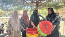 DLHPKP Touna Bagikan Tong Sampah di Kawasan Pemukiman.