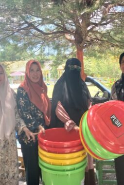 DLHPKP Touna Bagikan Tong Sampah di Kawasan Permukiman