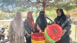 DLHPKP Touna Bagikan Tong Sampah di Kawasan Pemukiman.