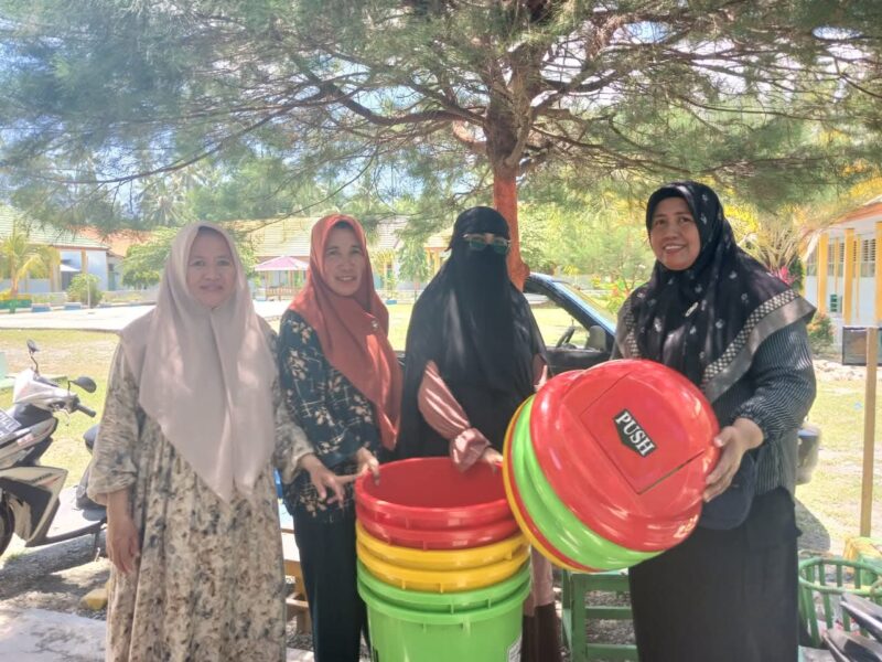 DLHPKP Touna Bagikan Tong Sampah di Kawasan Pemukiman.