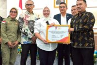 Kepala BPBD Touna, Sigit Labolong Saat Menerima Bantuan Siaga Darurat Bencana Berlangsung di Ruang Polibu Kantor Gubernur Sulteng.