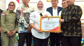 Kepala BPBD Touna, Sigit Labolong Saat Menerima Bantuan Siaga Darurat Bencana Berlangsung di Ruang Polibu Kantor Gubernur Sulteng.