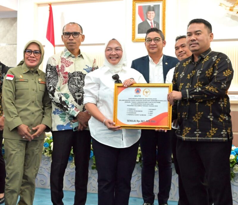 Kepala BPBD Touna, Sigit Labolong Saat Menerima Bantuan Siaga Darurat Bencana Berlangsung di Ruang Polibu Kantor Gubernur Sulteng.