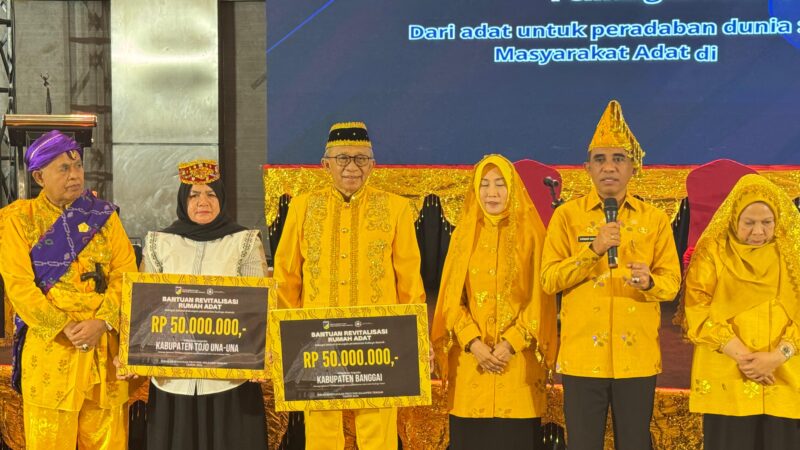 Wabup Touna, Surya Lapasiri Saat Menghadiri Silaturahmi Akbar Pemangku Adat Se-Sulteng.