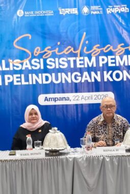 Kepala BI Sulteng Menyerahkan Bantuan Kepada Desa Wisata Yang Ada di Touna