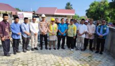 Bupati Touna, Ilham Lawidu Meletakan Batu Pertama Pembangunan Ruang Kelas Baru SD IT Al Wahdah.