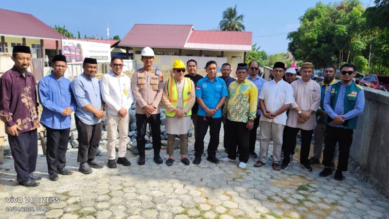 Bupati Touna, Ilham Lawidu Meletakan Batu Pertama Pembangunan Ruang Kelas Baru SD IT Al Wahdah.