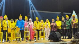 Wabup Touna Surya Lapasiri Saat Menghadiri Festival Teluk Tomini di Parigi Moutong.