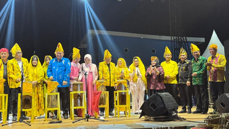 Wabup Touna Surya Lapasiri Saat Menghadiri Festival Teluk Tomini di Parigi Moutong.