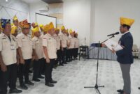 Ketua Umum KONI sulteng Fathur Razaq Saat Mengukuhkan Para Pengurus KONI Touna.