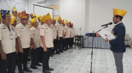 Ketua Umum KONI sulteng Fathur Razaq Saat Mengukuhkan Para Pengurus KONI Touna.