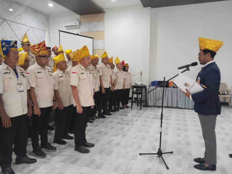 Ketua Umum KONI sulteng Fathur Razaq Saat Mengukuhkan Para Pengurus KONI Touna.