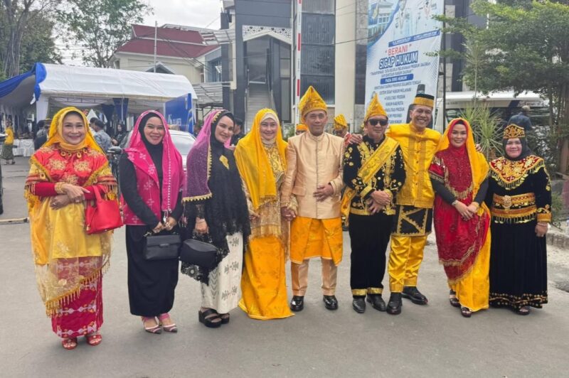Bupati dan Wabup Touna Hadiri Peringatan HUT Provinsi Sulteng Dengan Menggunakan Pakaian Adat Khas Daerah.