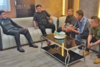 Bupati Touna, Ilham Lawidu Saat di Wawancarai Sejumlah Media di Ruang Kerjanya.