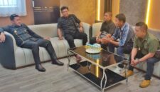 Bupati Touna, Ilham Lawidu Saat di Wawancarai Sejumlah Media di Ruang Kerjanya.
