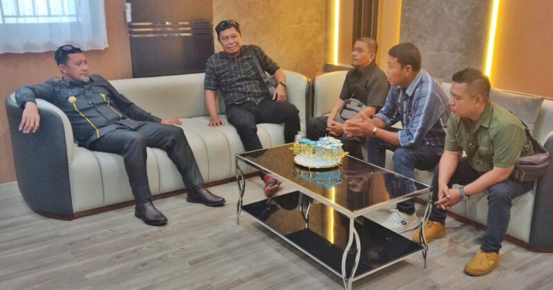 Bupati Touna, Ilham Lawidu Saat di Wawancarai Sejumlah Media di Ruang Kerjanya.