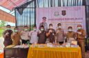 Kejari Touna Saat Melakukan Pemusnahan Barang Bukti 23 Perkara.