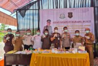 Kejari Touna Saat Melakukan Pemusnahan Barang Bukti 23 Perkara.