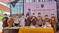 Kejari Touna Saat Melakukan Pemusnahan Barang Bukti 23 Perkara.