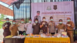 Kejari Touna Saat Melakukan Pemusnahan Barang Bukti 23 Perkara.