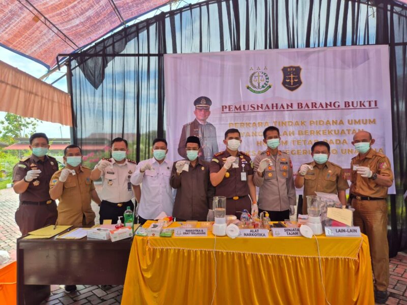 Kejari Touna Saat Melakukan Pemusnahan Barang Bukti 23 Perkara.