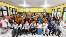 Wakil Bupati Touna, Surya Lapasiri Saat Menghadiri Rapat Kerja Pendidikan di Kecamatan Ampana Tete.