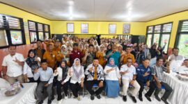 Wakil Bupati Touna, Surya Lapasiri Saat Menghadiri Rapat Kerja Pendidikan di Kecamatan Ampana Tete.