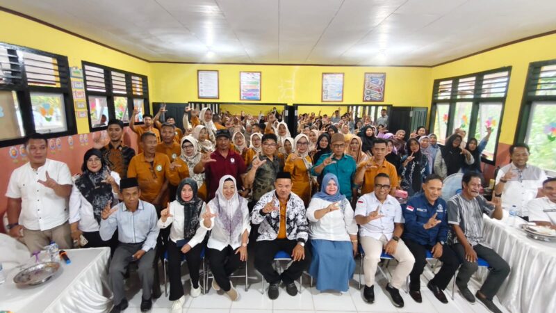 Wakil Bupati Touna, Surya Lapasiri Saat Menghadiri Rapat Kerja Pendidikan di Kecamatan Ampana Tete.