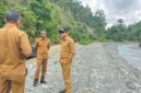 Bupati Ilham Lawidu Bersama Kepala Dinas PUPR Aspan Supu Saat Meninjau Pekerjaan Normalisasi Sungai di Dusun Sivu, Desa Urundaka, Kecamatan Ampana Tete.