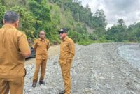 Bupati Ilham Lawidu Bersama Kepala Dinas PUPR Aspan Supu Saat Meninjau Pekerjaan Normalisasi Sungai di Dusun Sivu, Desa Urundaka, Kecamatan Ampana Tete.