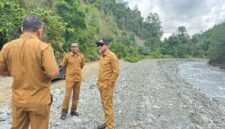 Bupati Ilham Lawidu Bersama Kepala Dinas PUPR Aspan Supu Saat Meninjau Pekerjaan Normalisasi Sungai di Dusun Sivu, Desa Urundaka, Kecamatan Ampana Tete.