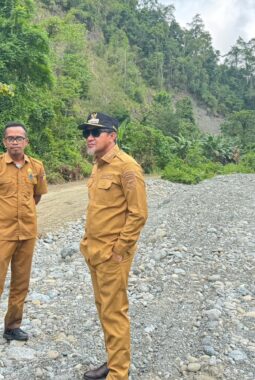 Bupati Bersama Kadis PUPR Melakukan Peninjauan Pekerjaan Normalisasi Sungai