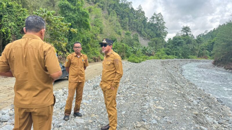 Bupati Ilham Lawidu Bersama Kepala Dinas PUPR Aspan Supu Saat Meninjau Pekerjaan Normalisasi Sungai di Dusun Sivu, Desa Urundaka, Kecamatan Ampana Tete.